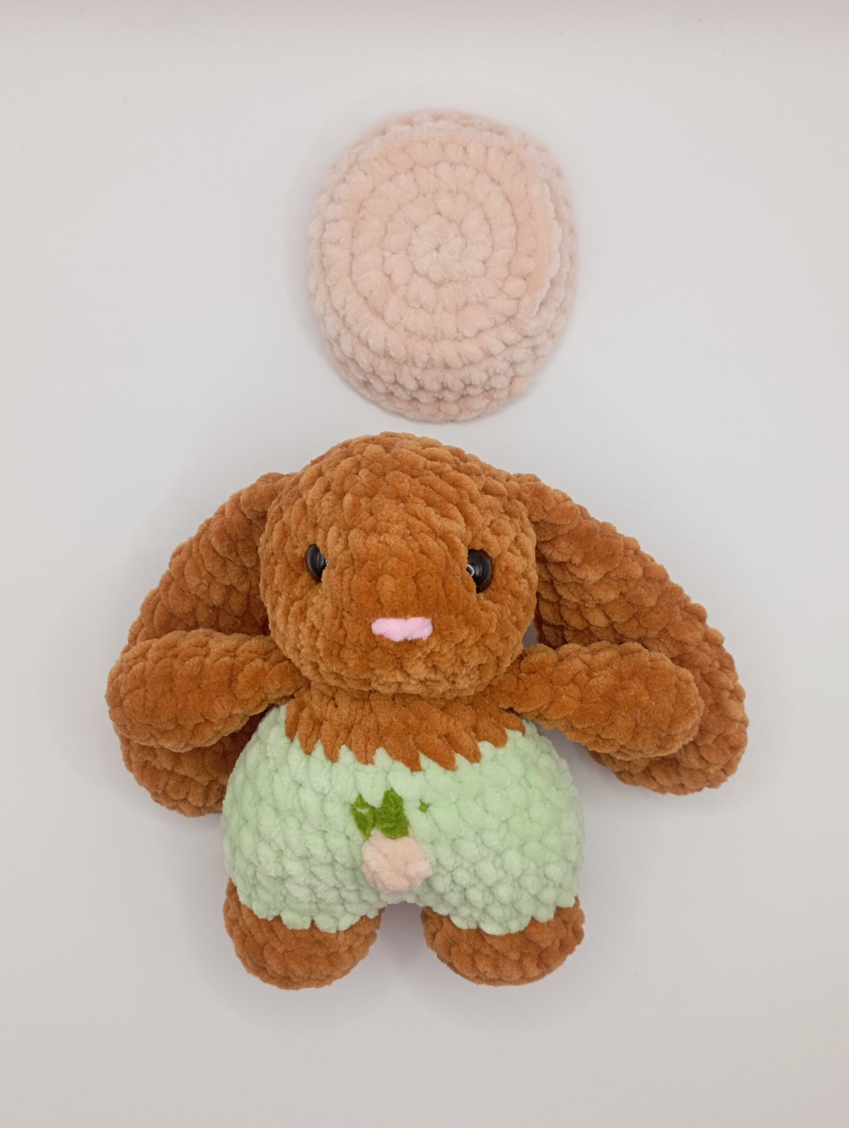 Peluche petit lapin chapeau